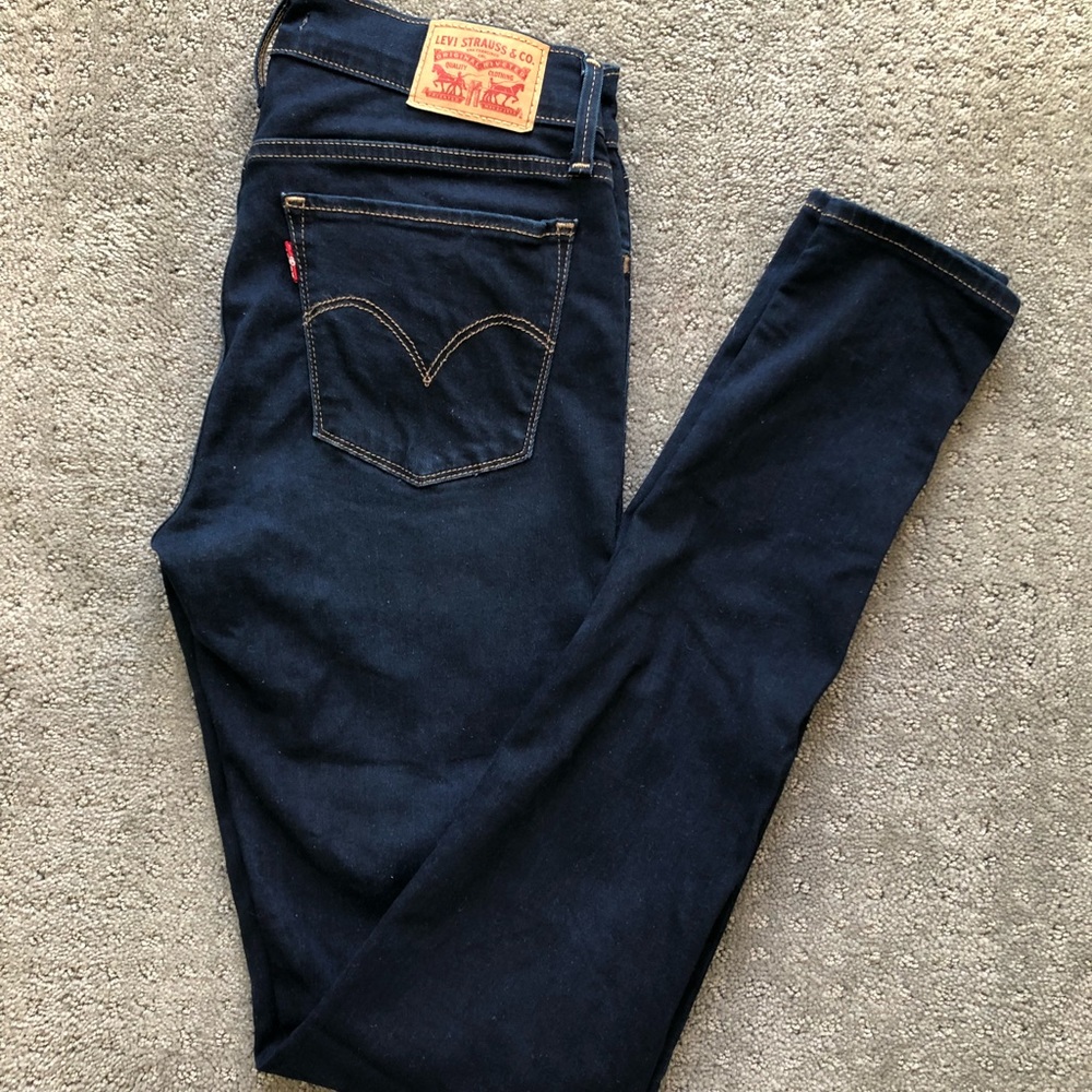 Dark wash Levis Skinny